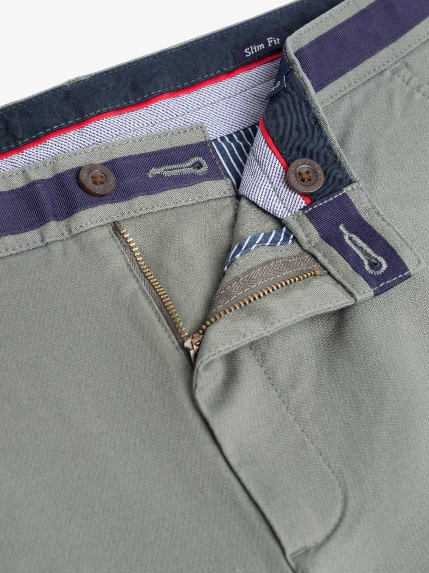 Pantalones chinos de corte clásico