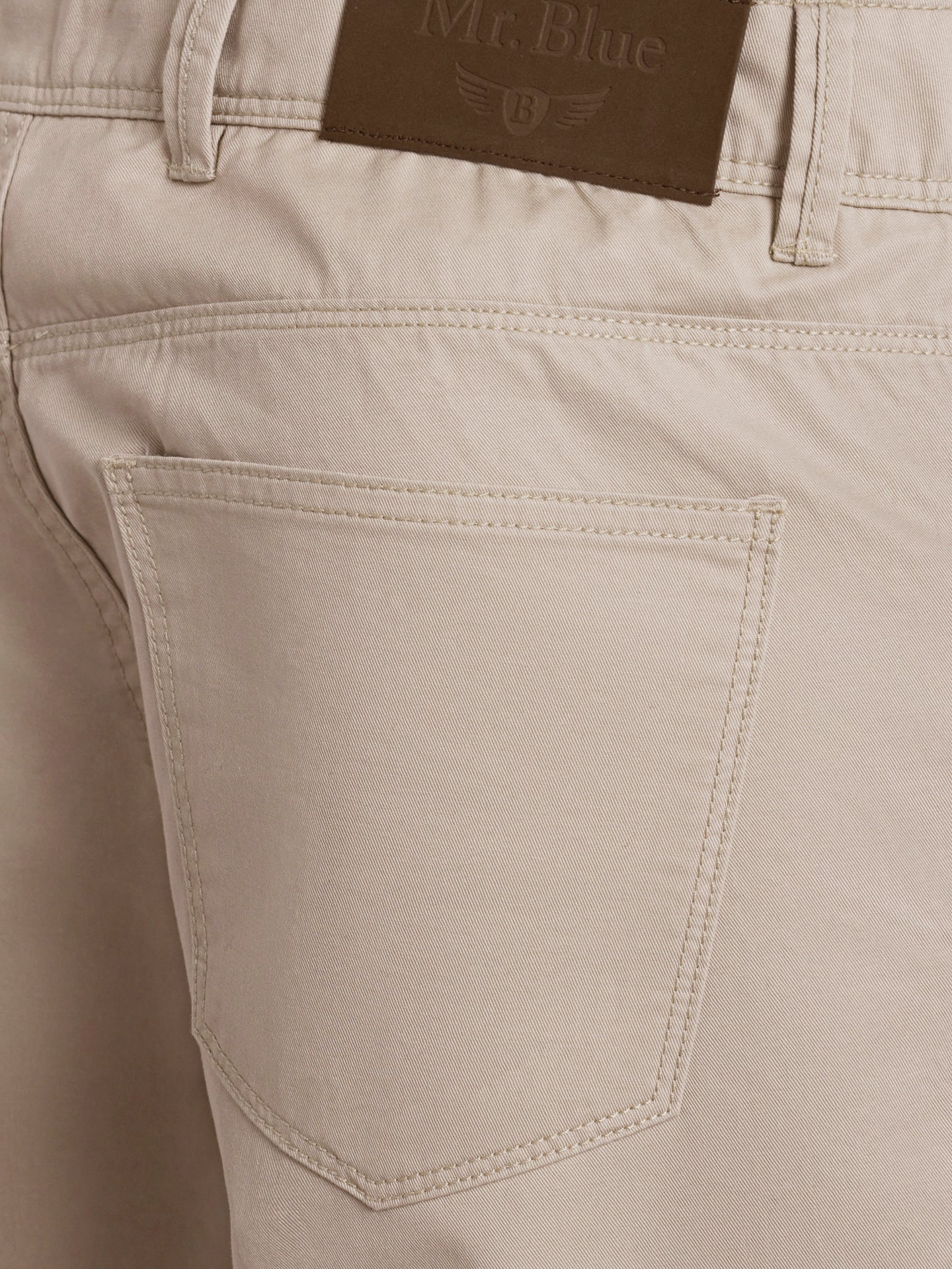 Pantalón chino beige de sarga de corte estándar de Mr. Blue
