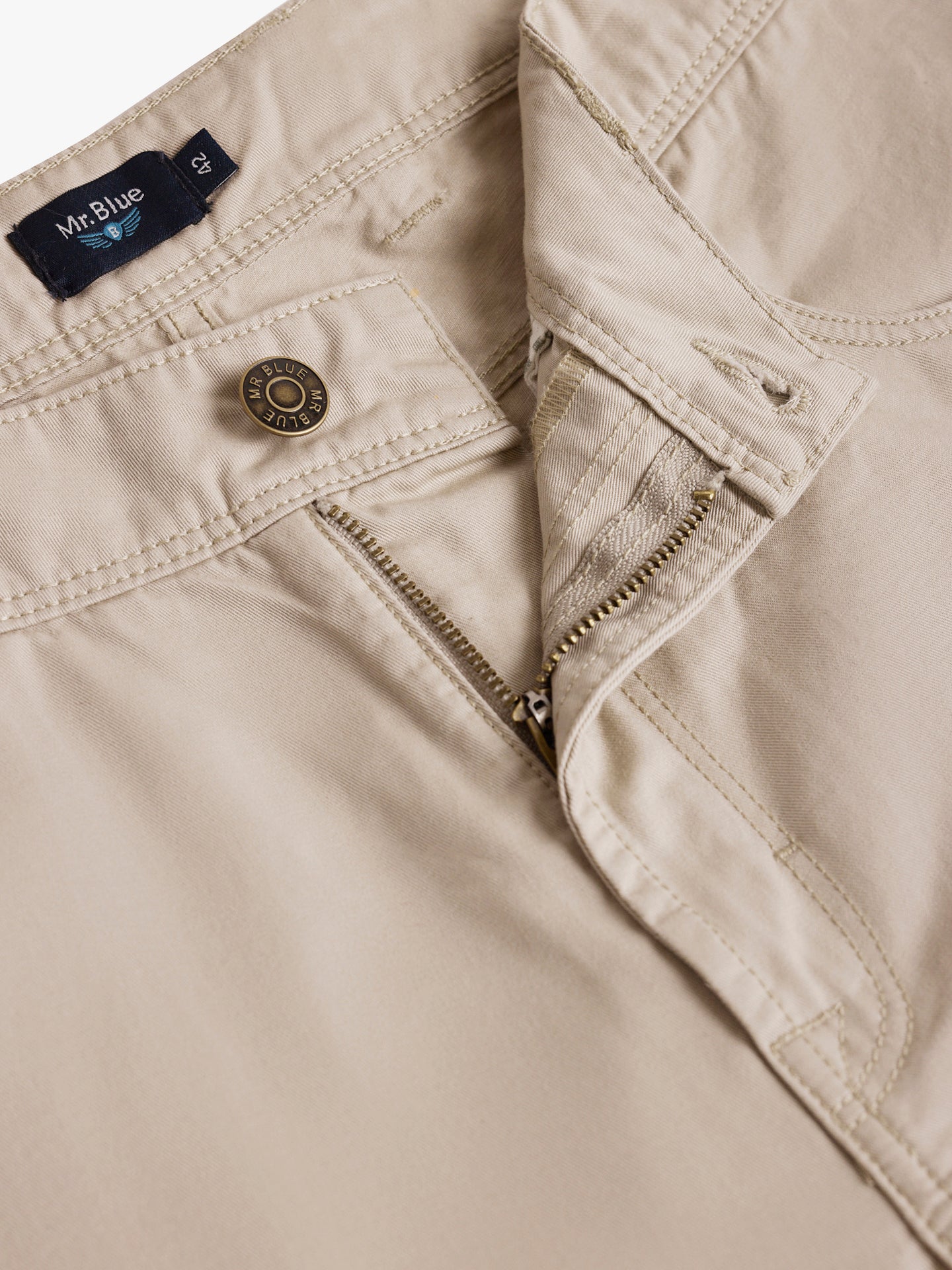 Pantalón chino beige de sarga de corte estándar de Mr. Blue