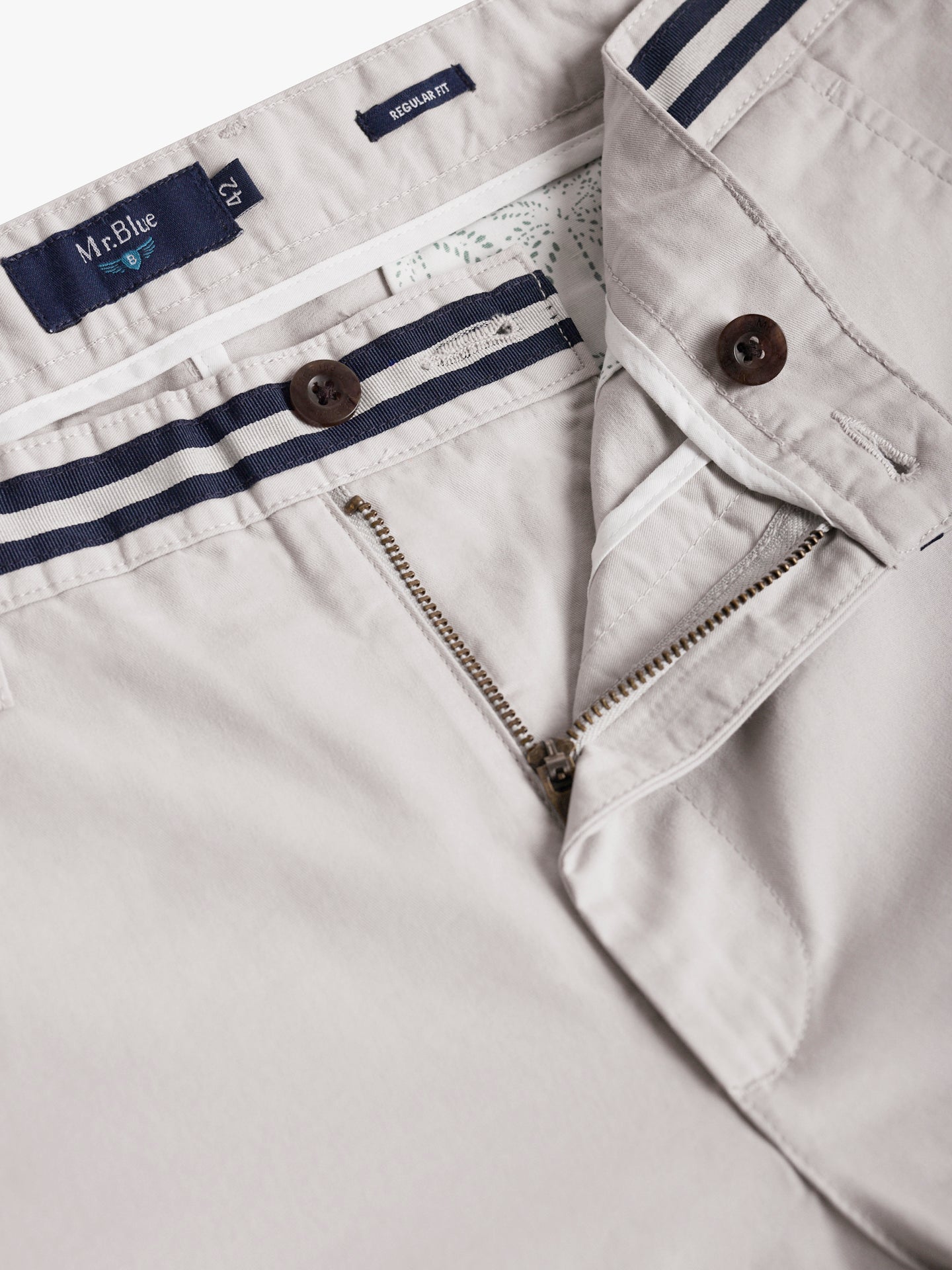Pantalón chino de sarga de corte estándar Mr. Blue Gris