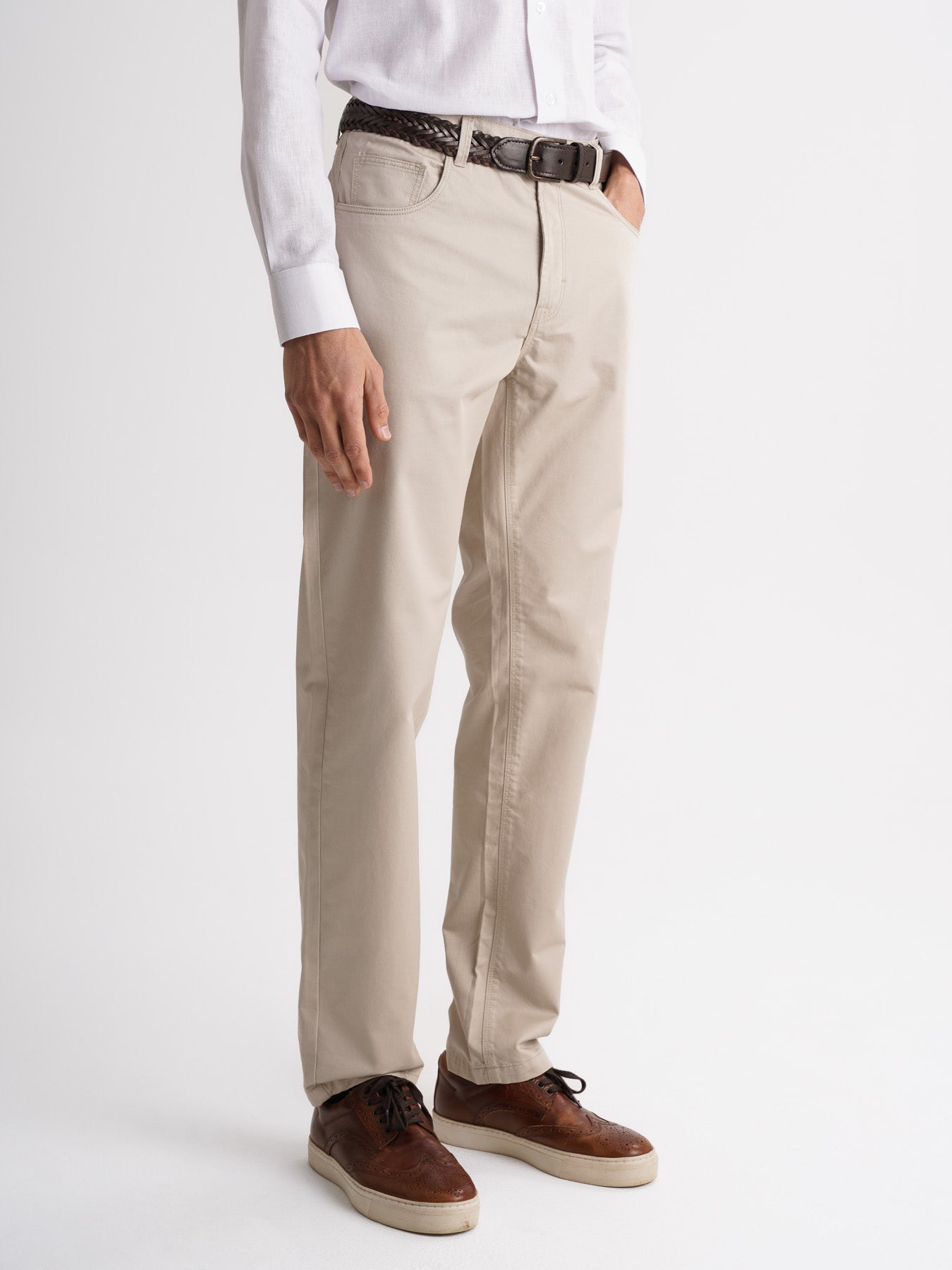 Pantalón chino beige de sarga de corte estándar de Mr. Blue