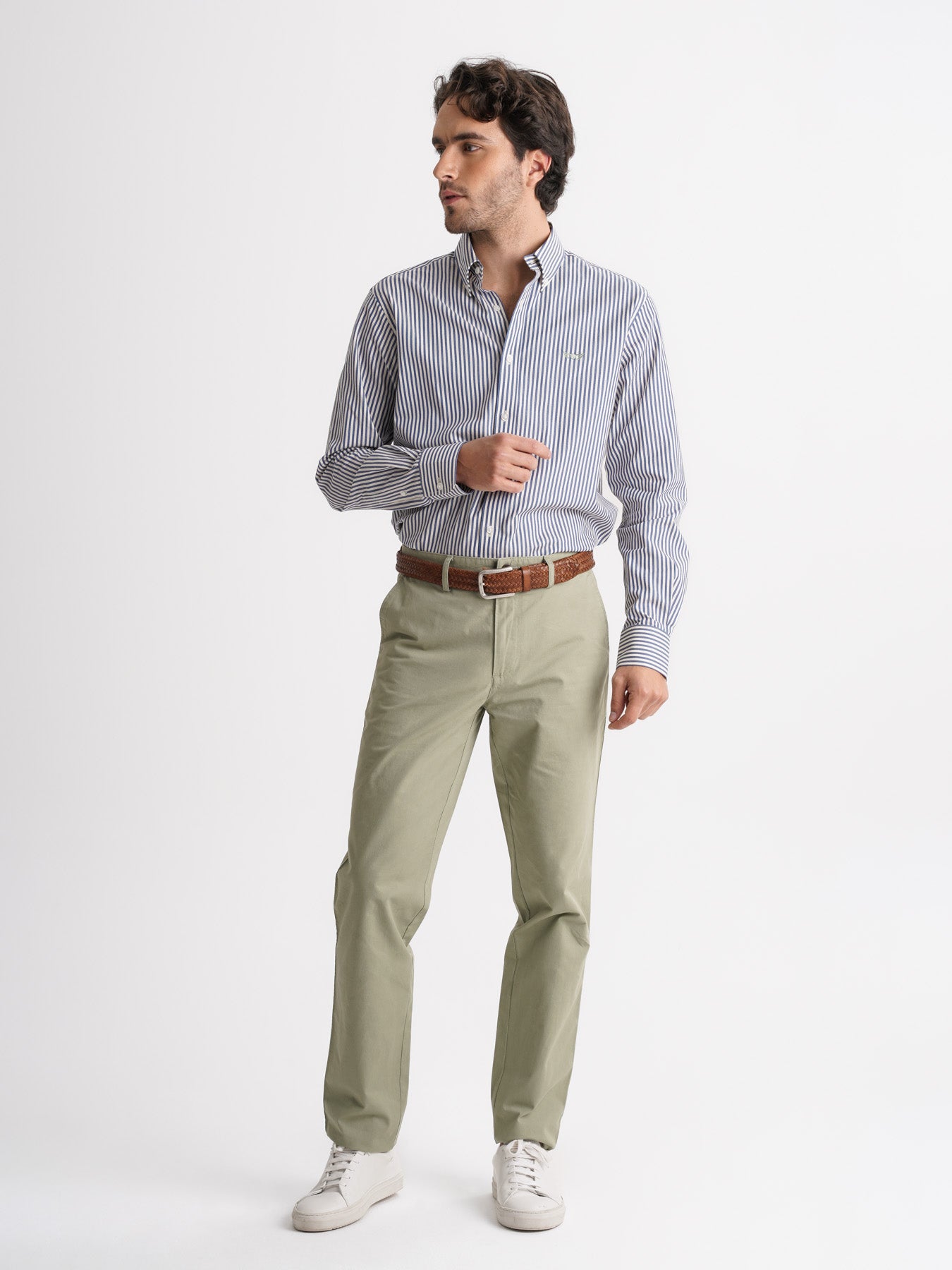 Pantalones chinos de sarga de corte estándar de Mr. Blue