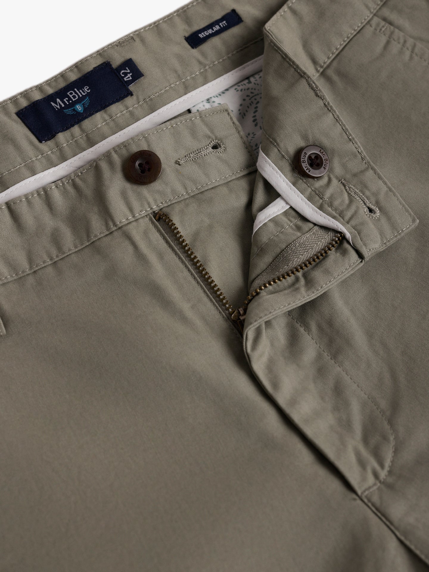 Pantalones chinos de sarga de corte estándar de Mr. Blue