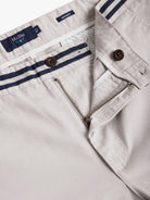 Pantalón chino de sarga de corte estándar Mr. Blue Gris