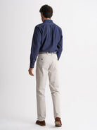 Pantalón chino de sarga de corte estándar Mr. Blue Gris