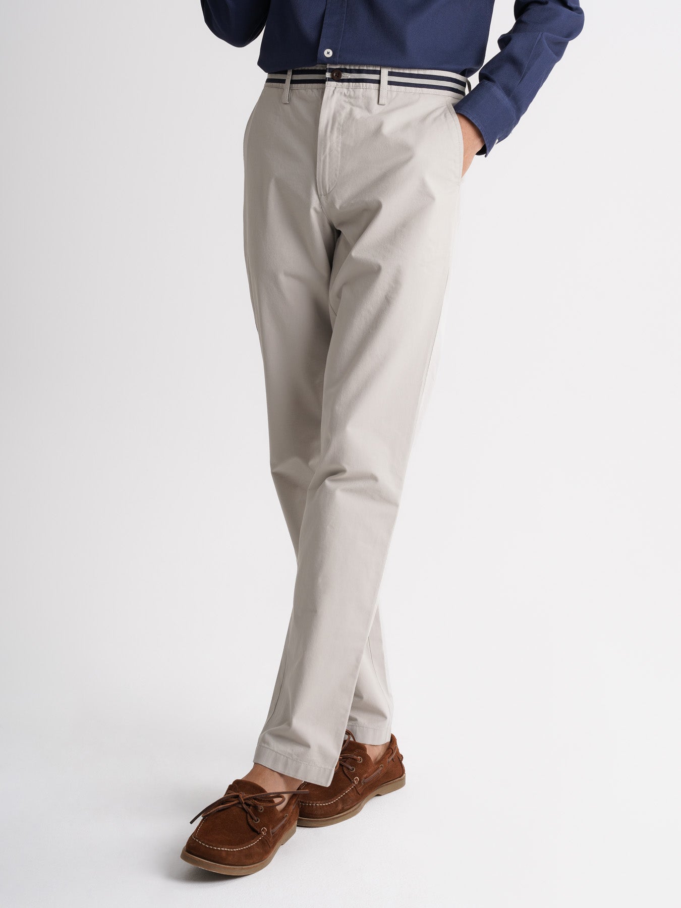 Pantalón chino de sarga de corte estándar Mr. Blue Gris