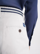 Pantalón chino de sarga de corte estándar Mr. Blue Gris
