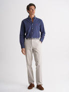 Pantalón chino de sarga de corte estándar Mr. Blue Gris