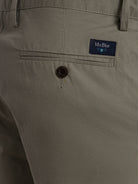 Pantalones chinos de sarga de corte estándar de Mr. Blue