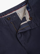 Chinos de sarga de corte estándar de Mr. Blue