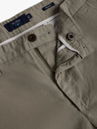 Pantalones chinos de sarga de corte estándar de Mr. Blue