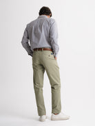 Pantalones chinos de sarga de corte estándar de Mr. Blue